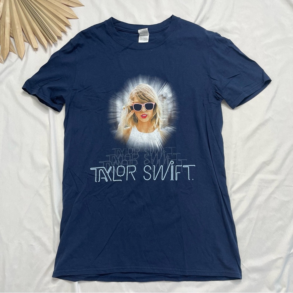 Taylor Swift The 1989 World Tour Sunglasses Neon Sign Short Sleeve Shirt Medium